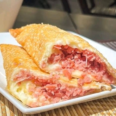 Pastel 21 centímetros massa crocante e sequinha, uma explosão de sabor