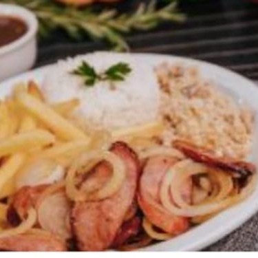 Delicie-se com o nossa suculento Calabresa Acebolada acompanhado por um delicioso arroz, feijão cremoso e macarrão al dente. Para dar aquele toque especial, acrescentamos uma crocante farofa e um toque de frescor com alface e tomate. Nossa combinação única de sabores e texturas é garantia de uma refeição completa e saborosa que vai conquistar o seu paladar. Experimente agora!