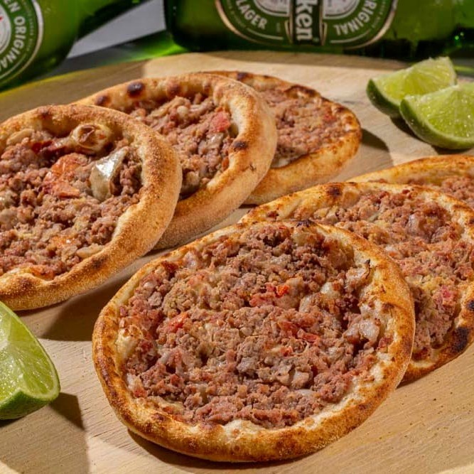 Nesse combo você leva 6 esfihas de carne deliciosas + duas Heineken long neck para acompanhar.