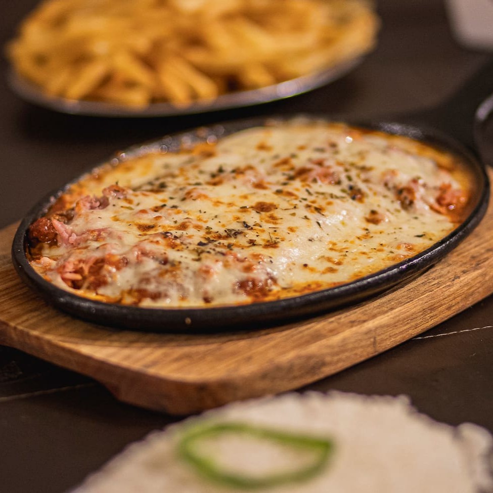 Filé Mignon empanado na farinha panko. Acompanha arroz branco Tio João, molho de tomate da casa, queijo gratinado e purê de batatas.