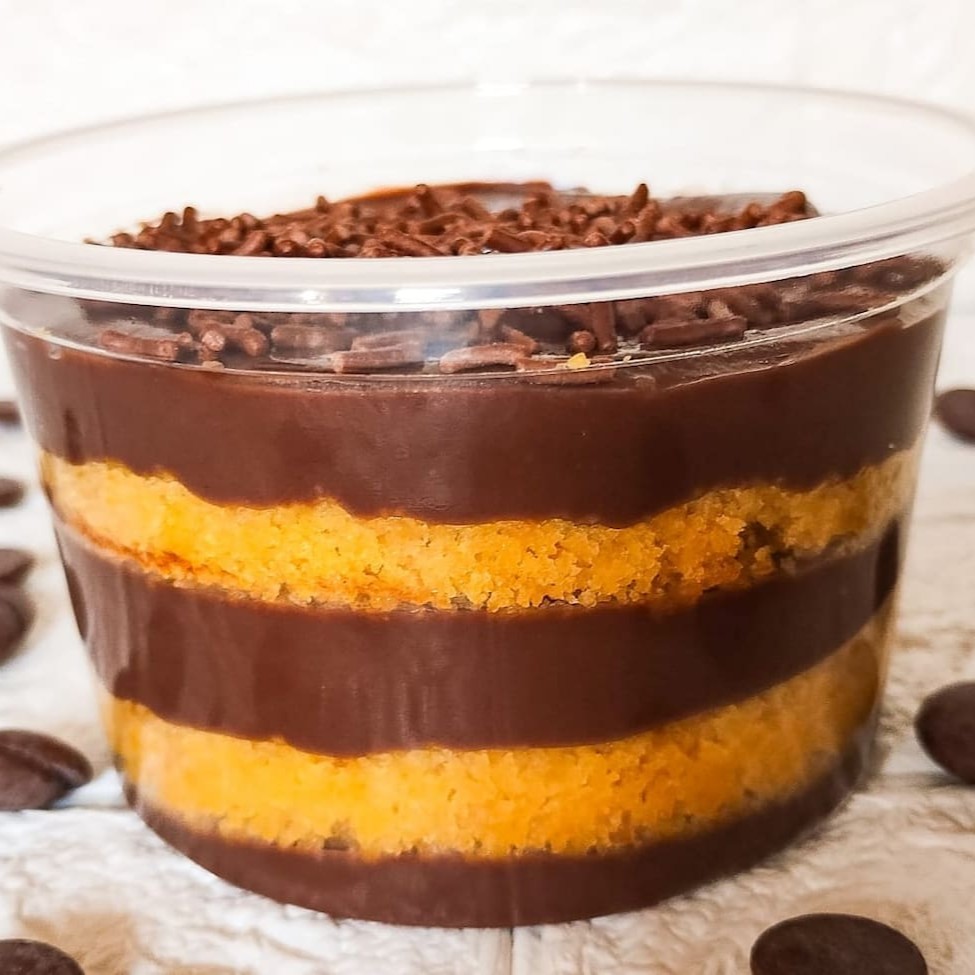 Ahh esse não tem erro um clássico! Massa de cenoura bem fofinha e molhadinha e brigadeiro de chocolate, finalizado com granulado