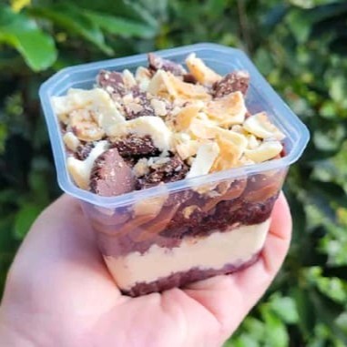 Massa de chocolate super fofinha com recheio mousse e brigadeiro de chocolate decorado com bombom ouro branco. (Pote 250ml)