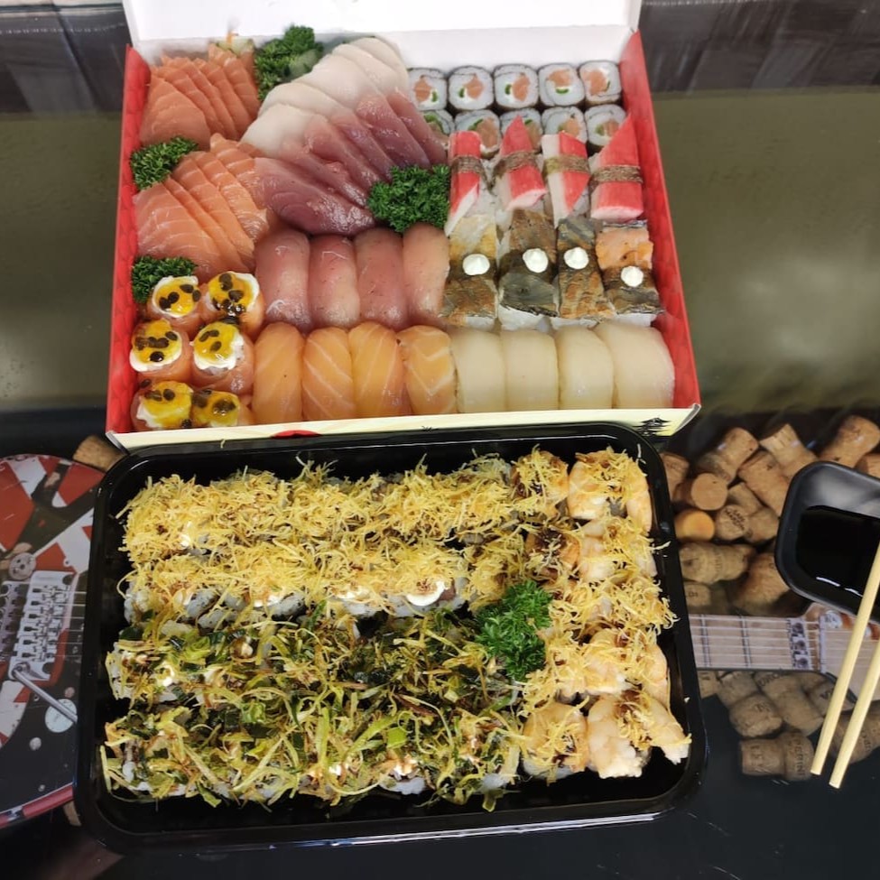 94 peças • 10 Sashimi Salmão • 5 Sashimi Atum • 5 Sashimi Peixe branco • 4 sushi Salmão • 4 Sushi Atum • 4 Sushi peixe branco •  4 Sushi Kani • 4 Sushi Skin • 12 Filadélfia • 12 uramaki salmão com crispy • 12 Uramaki skin com crispy • 12 Maki Skid Row • 6 Joy maracujá.  Led Zeppelin foi uma banda britânica de rock formada em Londres, em 1968. Consistia no guitarrista Jimmy Page, no vocalista Robert Plant, no baixista e tecladista John Paul Jones e no baterista John Bonham. Seu som pesado e violento de guitarra, enraizado no blues e música psicodélica de seus dois primeiros álbuns, é frequentemente reconhecido como um dos fundadores do heavy metal. Seu estilo foi inspirado em uma grande variedade de influências, incluindo a música folk, psicodélica e o blues.