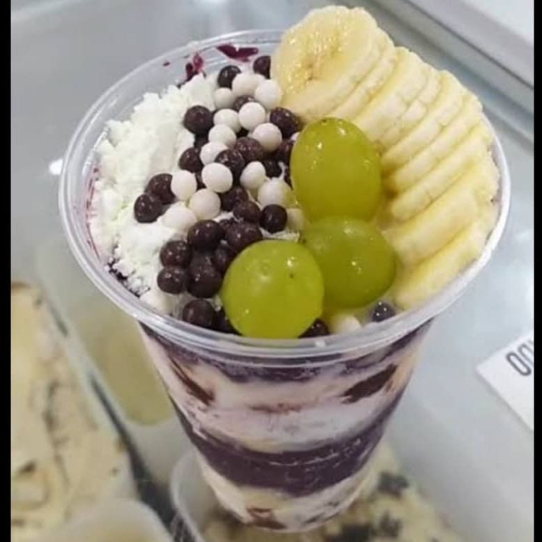 Açaí artesanal batido com frutas fresquinhas adicionado do nosso xarope de Guaraná também artesanal, e uma variedade de ingredientes que você só encontra aqui no thiaguinho, *peso aproximadamente*