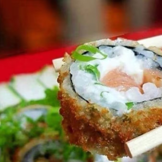 Salmão, cream cheese, arroz, alga, empanado na massa e na crocante.