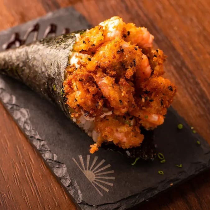 Camarão na farinha panko com cream cheese e cebolinha (Enrolado de forma cônica para comer com as mãos)