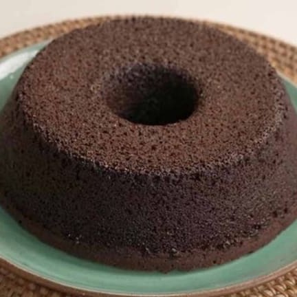 Bolo de chocolate caseiro, ingredientes 100% feitos internamente, sem conservantes ou produtos industrializados.