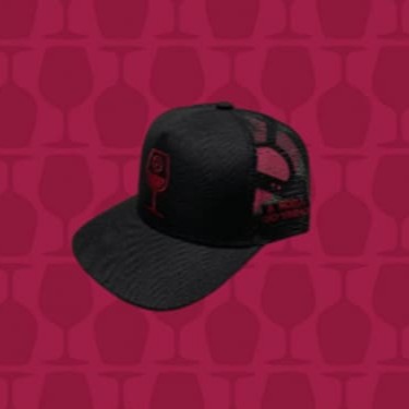 Nosso Cap, personalizado, agora também disponível para venda!  Boné Snapback com ajuste de tamanho.   Profundidade 16,5 cm, medindo do pino no topo do boné e seguindo pela costura até a sua base.   Circunferência: 56 a 62 cm, ajustáveis no fecho.   Copa alta estilo Trucker ou Americano, com aplique de silk frontal   Aba plana moldável com 6 costuras.   Fecho de alta resistência ajustável na parte traseira.    100% Algodão.   Um boné exclusivo, com a garantia de qualidade A Hora Do Vinho.   A Hora do Vinho se preocupa com a sua entrega, o produto vai em uma embalagem protegida e personalizada, feita com muito carinho para você.