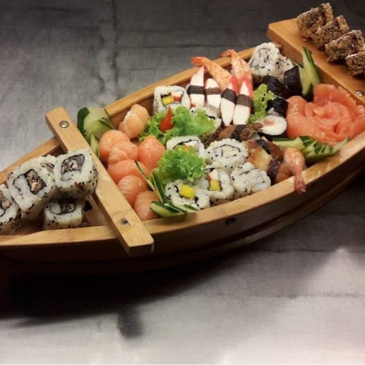 Sashimi (6 salmão, 6 peixe branco), sushi (5 salmão, 3 kani, 4 peixe branco, 3 polvo, 3 camarão), makimono (6 califórnia, 5 filadélphia, 5 hot, 4 uramaki skin)