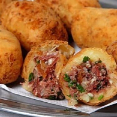 Nossa massa de aipim é pura, não leva farinha de trigo.  Bolinho de aipim raiz :)