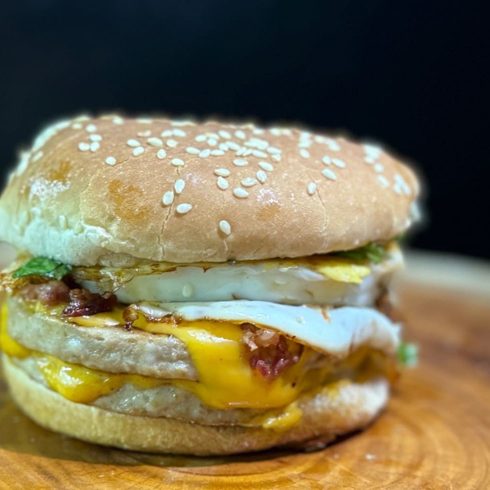 2 Carnes, queijo cheddar, Bacon, ovo, molho e salada