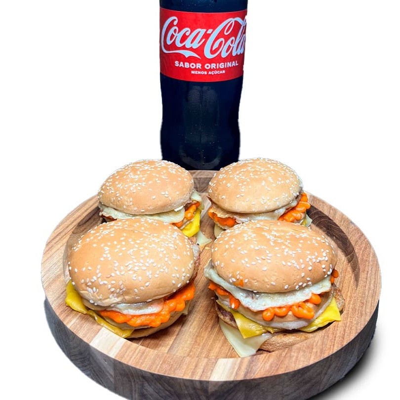 Delicie-se com a nossa oferta especial na categoria de 'Combos Especiais': '4 Quatro Queijos + Coca 2 Litros'. Este combo traz quatro de nossos irresistíveis hambúrgueres gourmet, cada um cuidadosamente preparado com uma deliciosa mistura de quatro queijos de qualidade superior, proporcionando uma explosão de sabor a cada mordida. Para completar a experiência gastronômica, acompanha uma Coca-Cola de 2 litros, extremamente refrescante e servida bem gelada. Uma combinação perfeita para satisfazer seus desejos de fast-food gourmet de uma maneira sublime.