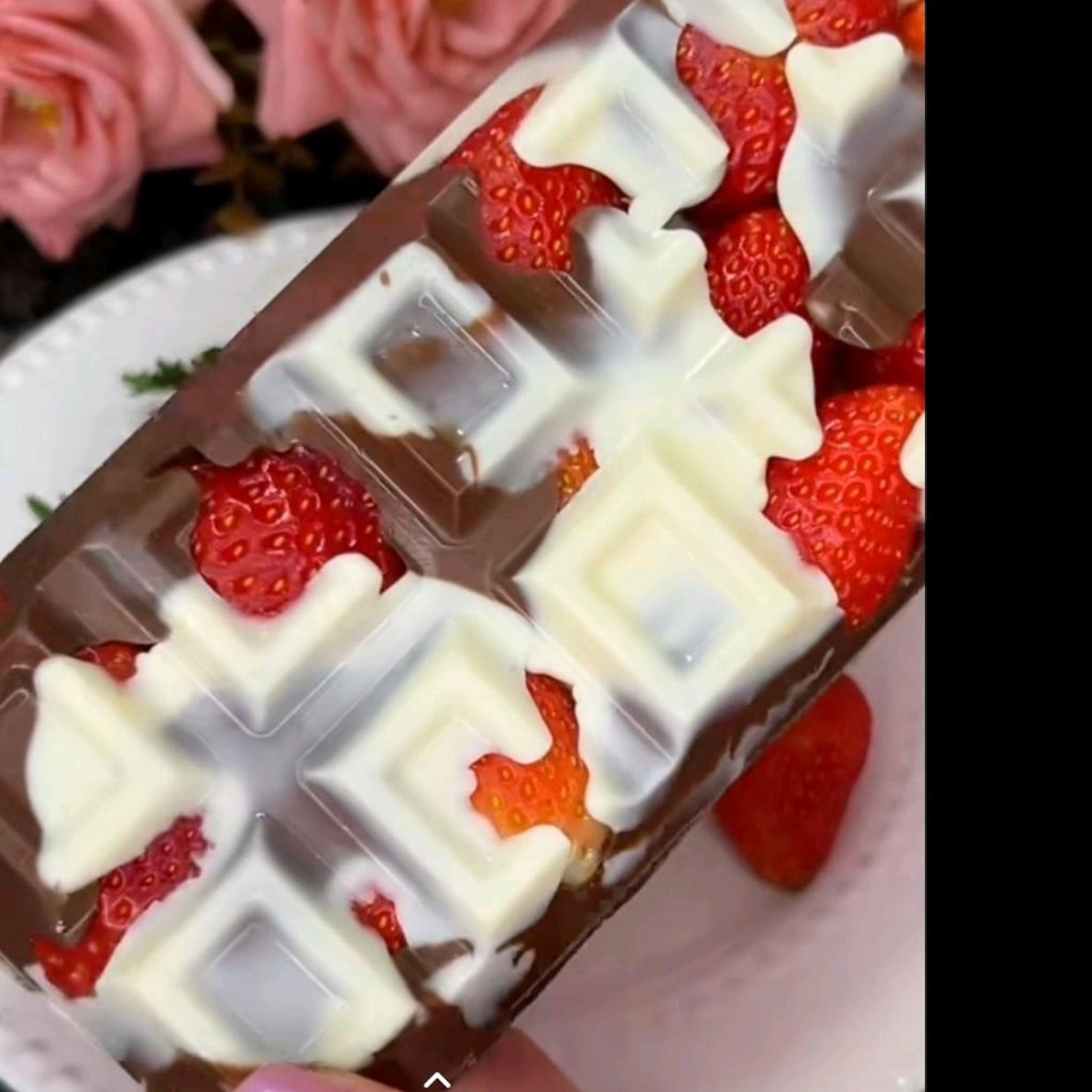 Chocolate preto com chocolate branco e morango