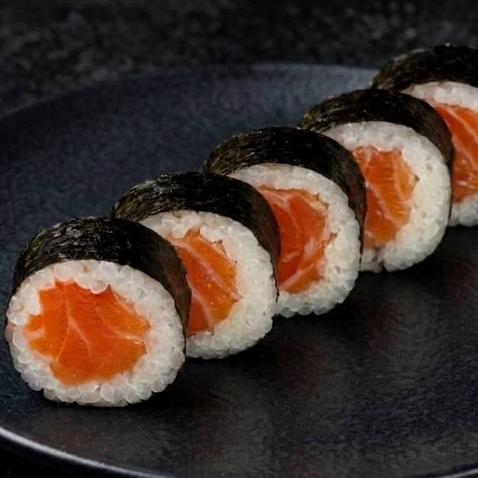 Alga nori, arroz japones e salmão