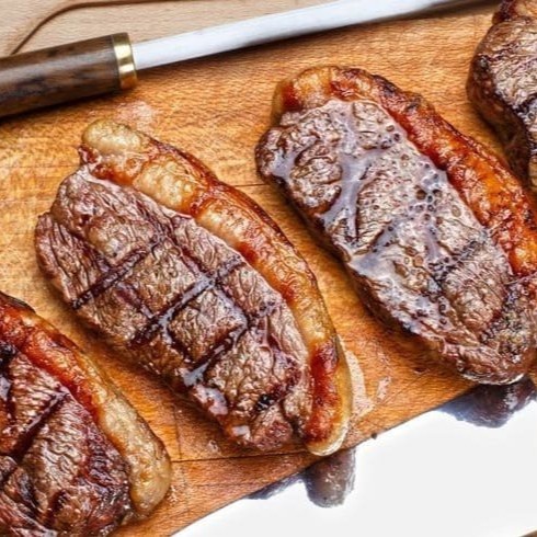 Clássico corte nobre, suculento e com a camada de gordura ideal para realçar o sabor. Serve bem duas pessoas como petisco ou como prato completo, com acompanhamento harmonizado pelo nosso chef.