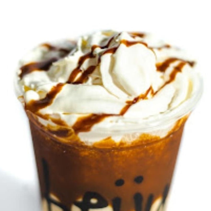 Nosso Frappumix tradicional é feito com mix capppuccino, sorvete de baunilha, leite, gelo chantilly e calda de chocolate. Realmente irresistível!!