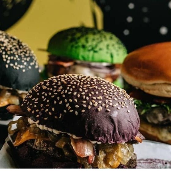 Pão artesanal, 2 Carne artesanal , queijo, bacon, batata frita dentro do hambúrguer,  molho cheddar