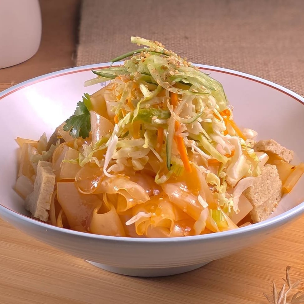 Massa artesanal de Trigo, servida fria, com pepino, cenoura, repolho, coentro e cebolinha.