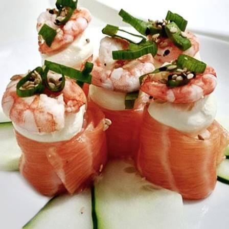 Lâminas de salmão enrolado no cream cheese com camarão por cima