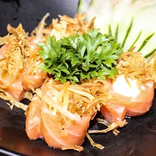 Enrolado de salmão, cream cheese com palha de poró,porção com 6 unidades.