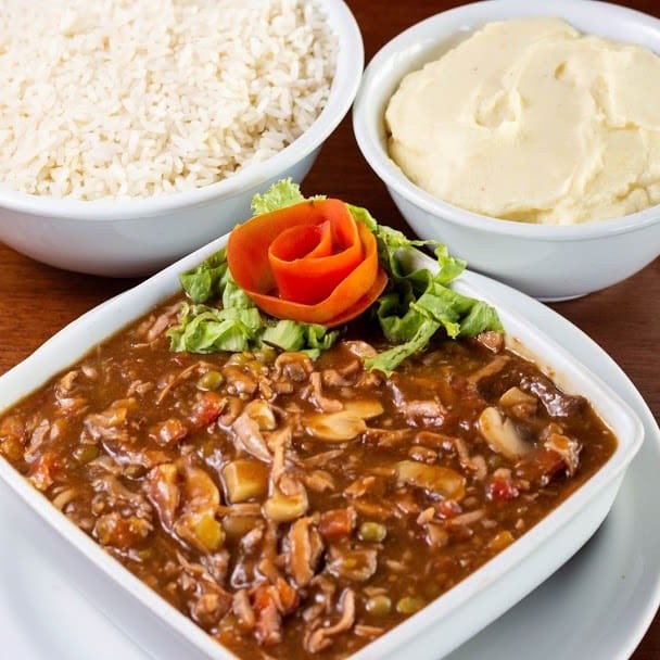 - filet mignon grelhado, ao molho molho madeira com champignon, ervilha, pimentão, tomate, cebola, acompanhamento: arroz à la grega e macaxeira frita