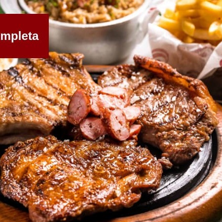 Capitão de alcatra angus, prime rib duroc pork, filé de coxas de frango e linguiça duroc pork, acompanha arroz tropeiro, chips de batata frita, farofa e vinagreta.