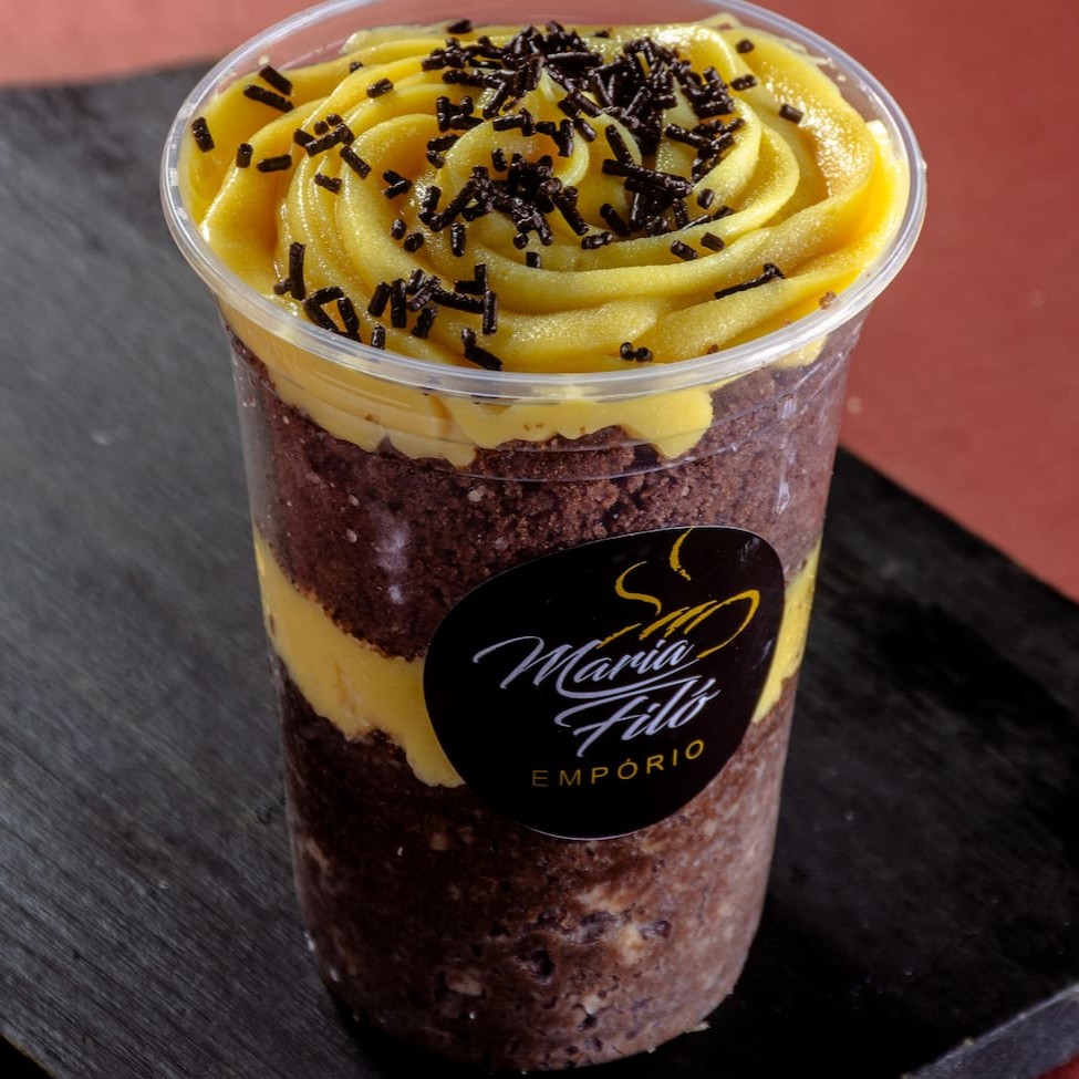 Bolo de Chocolate fofinho com 2 camadas generosas de creme de Maracujá. Perfeito para sua sobremesa!