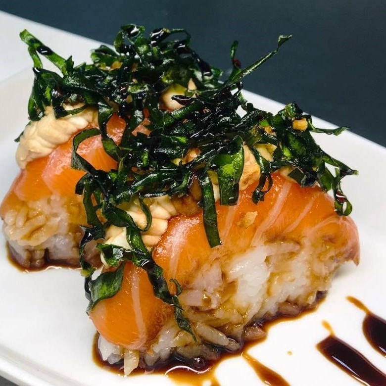 Sushi De Salmão Com Cream Cheese, Couve Crispy E Alho Torrado, Finalizado Com Molho Teriaki
