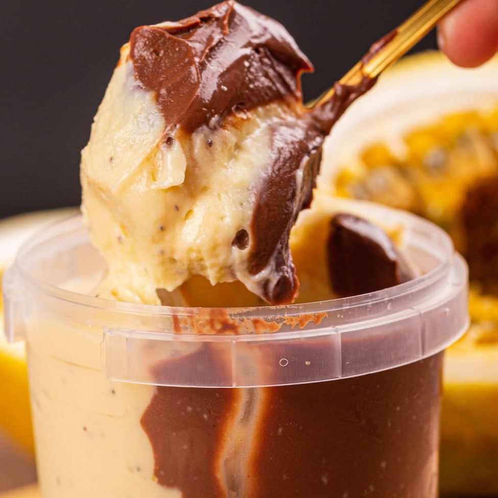 Nosso Mousse Trufado de Maracujá é uma sinfonia de sabores. O doce do maracujá se encontra com o chocolate meio amargo em uma harmonia inigualável. Cada colherada é um convite para o deleite.