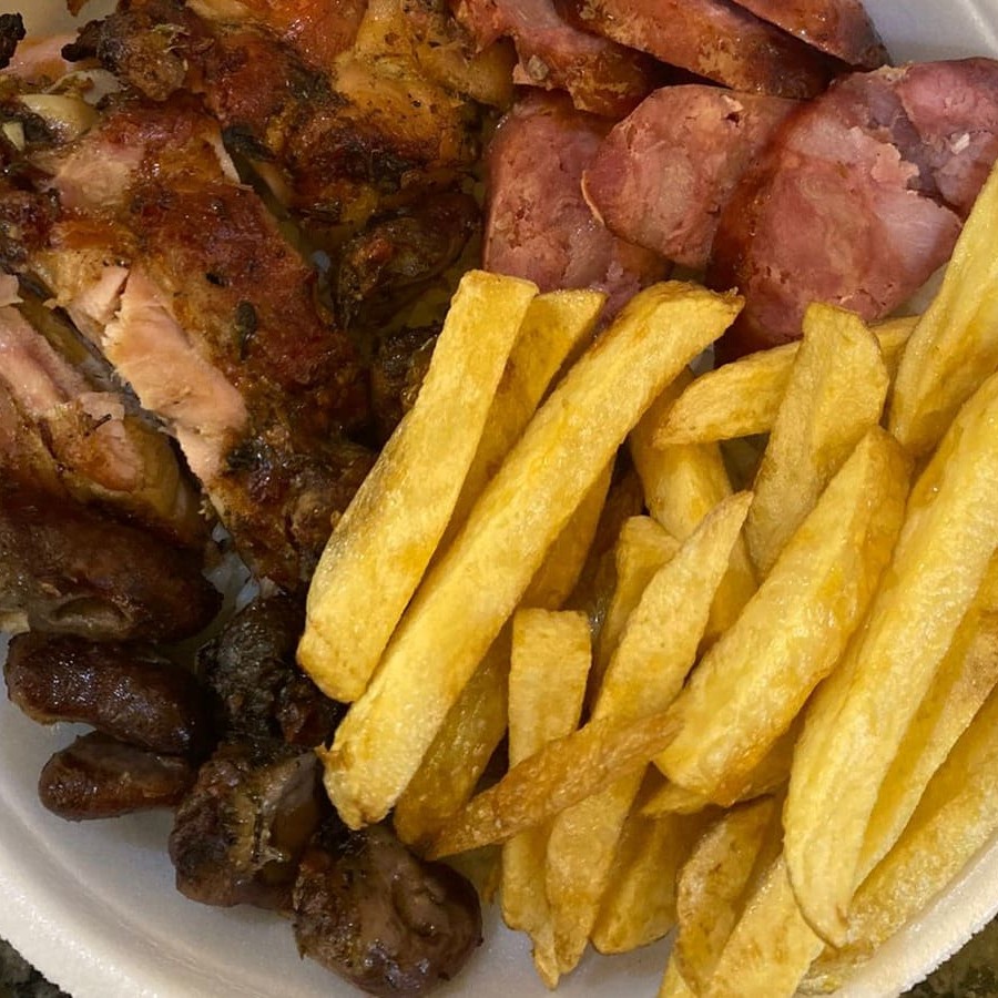Arroz, feijão, fritas, farofa e molho