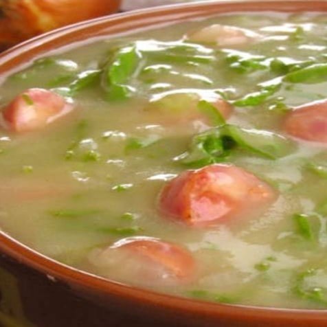 Porção com 500ml de caldo verde com calabresa e couve.