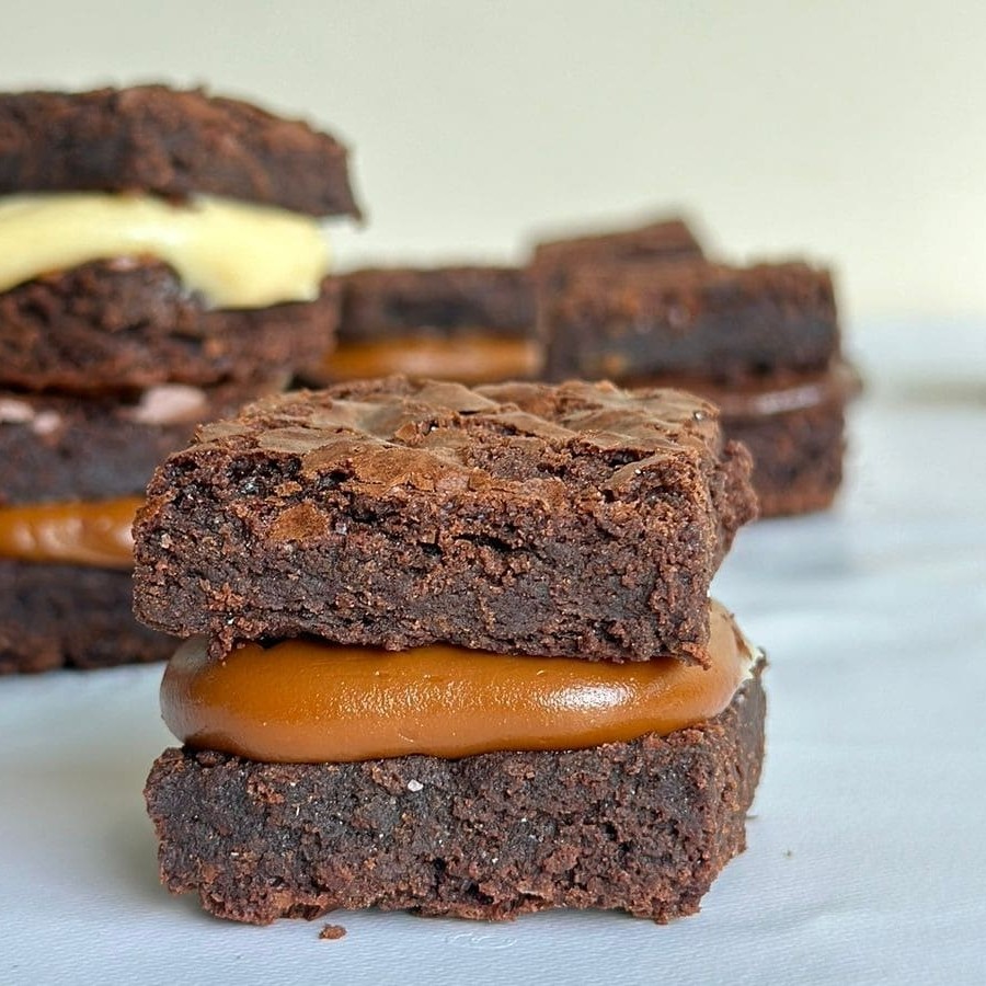 O bendito brownie na versão clássica recheado com nossos legitimos brigadeiros cremosos que Marca muitas das nossas preparações e recheia esse brownie com cremosidade e sabor !  aprox. 90gr