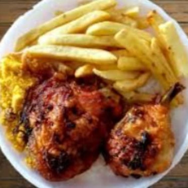 Pedaço De Frango Assado Batata Frita Arroz E Feijão Marmita Individual Super Gostosa E Com Um Preço Excelente