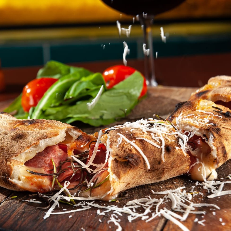 Massa em fermentação natural, calabresa defumada, queijo mozzarella, molho de tomate, cebola roxa, parmesão e alecrim.