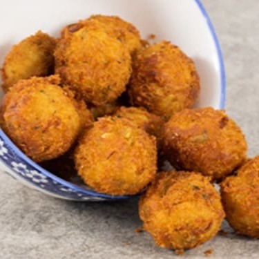 12 unidades de bolinhos de bacalhau, fritos, incrivelmente gostosos e quentinhos.