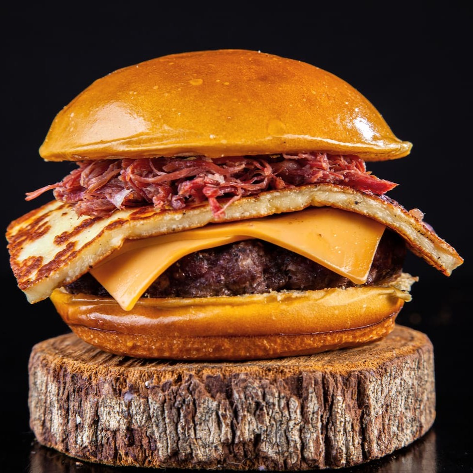 Pão de brioche Gold, blend  de 120g, fatias de cheddar,  queijo coalho finalizado com  uma camada generosa de carne seca refogada no azeite e maionese da casa .