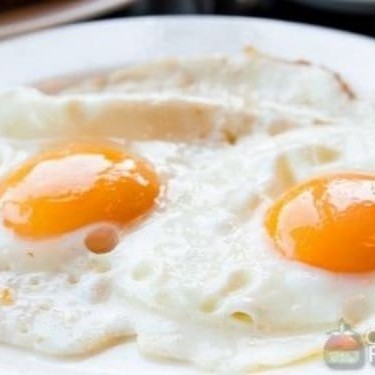 Dois ovos com sal  fritos juntos.