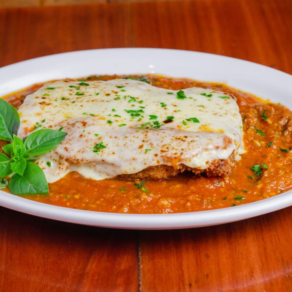 Peito de frango, coberto por molho e queijo. Escolha dois acompanhamentos.