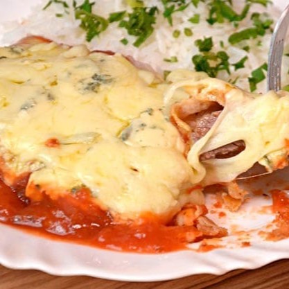 Um belo bife a parmegiana acompanhado de arroz, feijáo farofa+um acompanhamento a sua escolha(feijãoe farofa vai separado) escolha seu acompanhamen