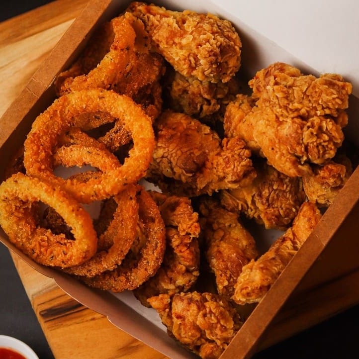 Mix de Frango Crocante + Acompanhamento (Você escolhe entre Batata, Cebola ou Queijo) Sugestão para 1-2 pessoas.