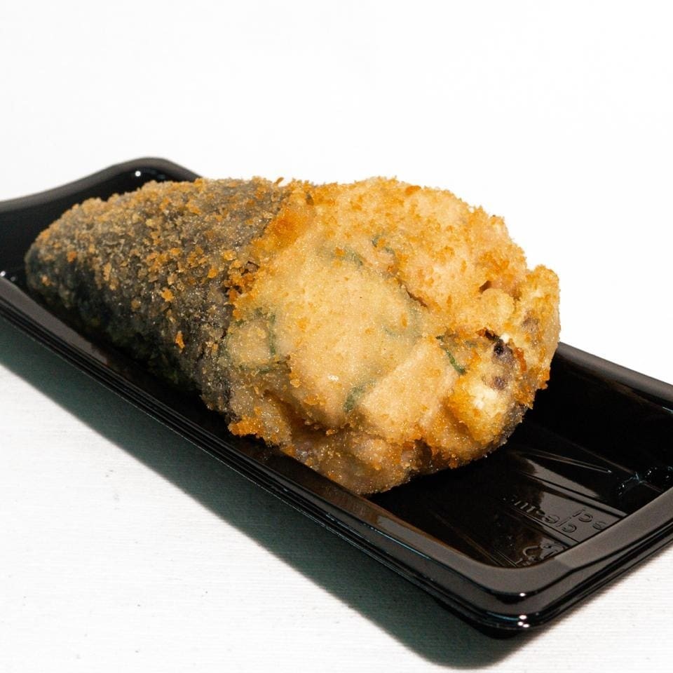 Alga Nori, Arroz Japonês, Cream Cheese, Salmão, Empadado E Frito.