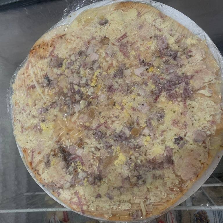 A pizza de bacon pré assada tem molho de tomate, mussarela, ovos e bacon. Experimente a autêntica pizza de bacon da Quebra Galho.