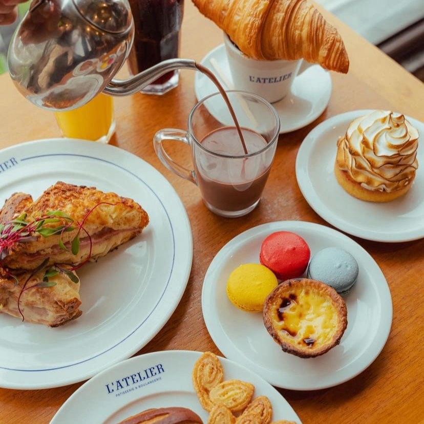 Bruch Familia é um dos favoritos do L’ Atelier.  2 Croque L’ Atelier  9 Pães de Queijos Gruyère  9 Mini Croissant  2 Sucos de Laranja ou Matte  1 Bolo do Dia  4 Mini Macarrons Sortidos  2 Pasteis de Nata  1 Brioche  L Atelier  Excelente opção para compartilhar.