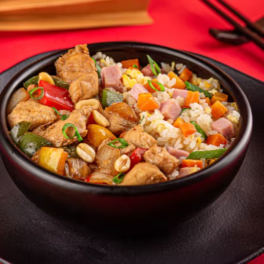 Uma combinação irresistível de sabores! O frango é envolvido em um molho de ostras e cogumelos, acompanhado de cebola e pimentões coloridos, criando um prato cheio de sabor e frescor. O yakimeshi, arroz frito japonês, complementa com sua leveza. Finalizado com amendoim crocante e cebolinha fresca, esse prato é uma explosão de texturas e sabores, ideal para quem busca uma refeição completa e deliciosa.