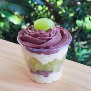 Creme Moça super cremoso, brigadeiro de chocolate cremoso, uvas picadas e gotas de chocolate. (Copo 150ml)