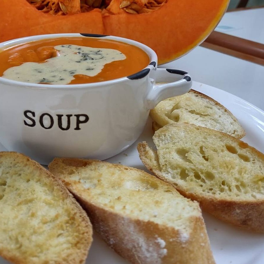 Uma saborosa Sopa de Abóbora, delicadamente preparada, contrastando com um irresistível Creme de Queijo, que lhe confere uma textura cremosa e um sabor inigualável.  É perfeitamente complementado com crocantes torradas, que adicionam uma agradável textura. Uma opção perfeita para uma refeição leve, mas extremamente saborosa. O equilíbrio perfeito entre o doce da abóbora e a suavidade do queijo torna essa sopa uma experiência culinária imperdível.