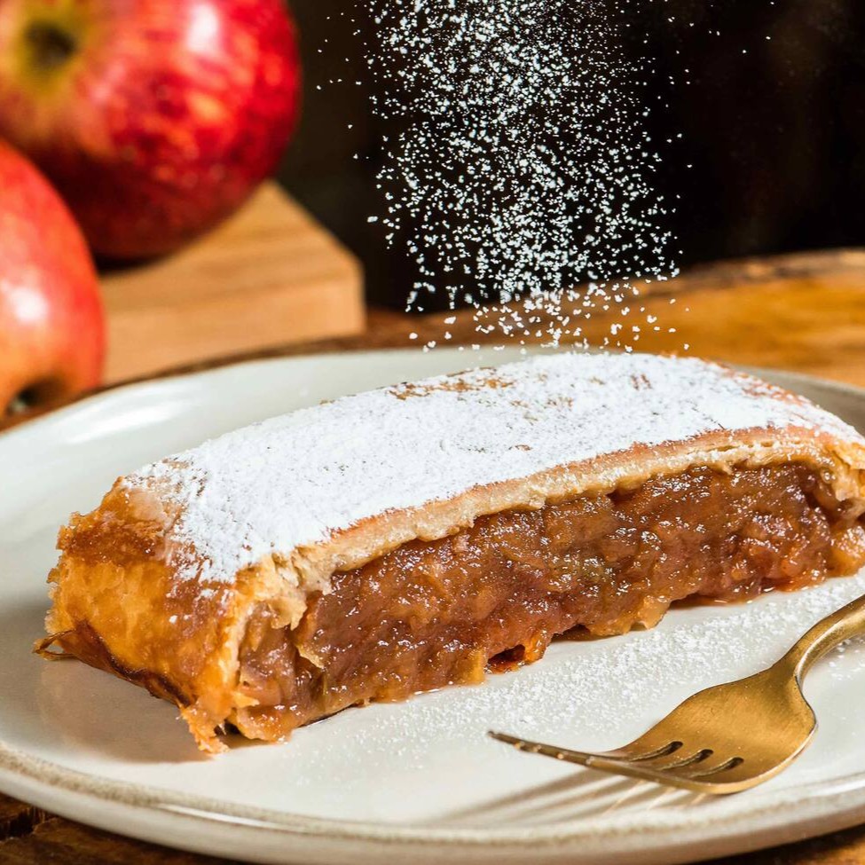 Massa folhada recheada com maçãs assadas com especiarias. Obs: não acompanha sorvete