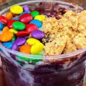 Delicioso Açaí batido com Banana ou Morango. Toppings a Sua Escolha!