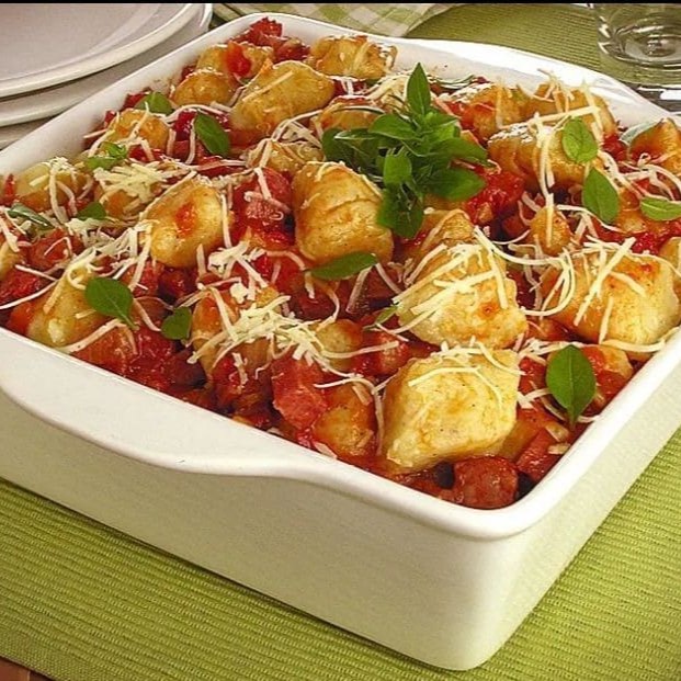 Delicioso Gnocchi (Nhoque) ao Molho D’Ouro. Apresentando uma generosa porção de 500g (250g de massa + 250g de Molho), este é o molho especial da casa, é composto por molho bolonhesa, bacon, calabresa, parmesão e Catupiry, cuidadosamente preparado para ser o protagonista em suas receitas mais uma Coca Cola 350ml.  ---------------------------Tags---------------------------  #massa #espaguete #comida #brasileira #italiana #point #farfalle #fettuccine #talharim #fusilli #sucos #polpa #refrigerantes #penne #cupom #marmita #pasta #nhoque #gnhocchi #capeletti #ravioli #massas frescas # #delivery #promoção #desconto #cupom #bebida #coca #spaghetti #janta #barato #gratis #frete #delicia