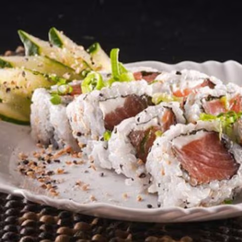 6pçs. Atum, cream cheese, alga, arroz e gergelim por fora.